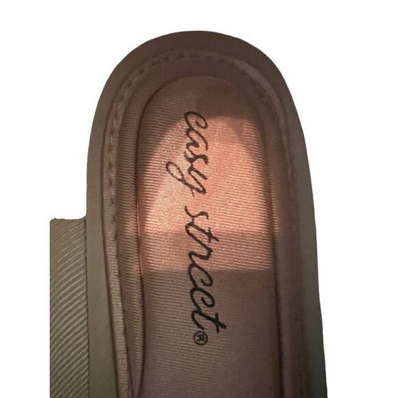 Easy Street Cream Pumps Gathering at Front Padded Inside  10 - Picture 3 of 7